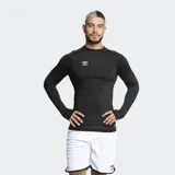 Remera térmica de manga larga Umbro, confeccionada en tejido elástico de ajuste al cuerpo, con cuello redondo y logo de la marca estampado en el pecho.