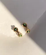 Aritos plateados con tres piedras verdes.