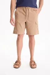 Bermuda cargo color beige, con cintura elastizada, cordón ajustable y bolsillos laterales en las piernas.
