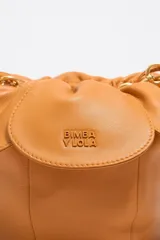 Bolso de hombro negro marca Bimba y Lola, con exterior de piel, asa de mano y asa de piel regulable. Incluye logo metálico de la marca.