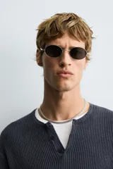 Jersey slim fit de algodón, color azul marino con efecto lavado. Cuello redondo con cierre frontal de dos botones y manga larga.