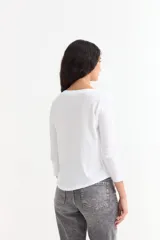 Remera de algodón color bordó con cuello bote y mangas tres cuartos.