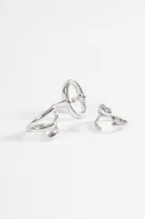 Set de tres anillos de metal plateado con diseño orgánico y voluminoso.
