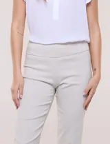 Pantalón modelador marrón, de corte recto y entallado, confeccionado en tejido elástico con nervadura central vertical. Cuenta con cintura ancha de soporte y panel de malla interna para suavizar la zona abdominal.
