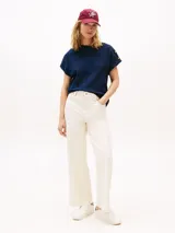 Remera de algodón azul marino con cuello redondo, mangas tipo kimono y detalle de botones dorados decorativos en uno de los hombros.