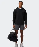 Hoodie negro de manga larga, con capucha y calce relajado, confeccionado en tejido ligero y suave.
