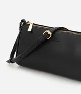 Cartera baguette negra de material sintético con asa transversal fija y cierre de cremallera.