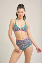 Conjunto de bikini lila con corpiño triangular con aro metálico en el centro y bombacha clásica.
