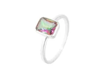 Anillo de plata 925 con piedra de topacio místico de corte rectangular y engaste liso.