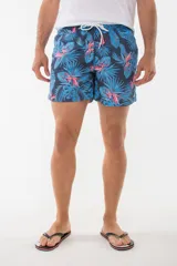 Short de baño azul con estampado de flamencos.