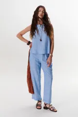 Pantalón de vestir azul de corte recto.