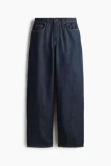 Pantalón jean baggy de tiro alto en denim de algodón color azul oscuro, con diseño de cinco bolsillos y piernas de corte amplio y curvo.