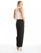 Pantalón palazzo de tiro alto con corte amplio y costuras verticales frontales que estilizan la silueta. Presenta una cintura lisa y estructura fluida.