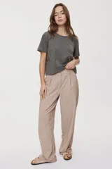 Pantalón sastrero negro de pierna amplia, tiro medio, con cintura con pasacintos, bolsillos laterales y cierre frontal con botón y cremallera.