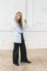 Pantalón de corte recto y tiro alto, confeccionado en tela satinada de color negro, con diseño fluido y elegante.
