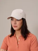 Gorro con visera de lino color negro, con logo bordado en el frente.