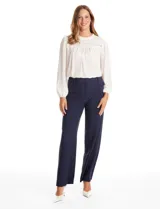 Pantalón sastrero de tiro alto y pierna ancha, con cierre frontal y gancho interno. Presenta bolsillos laterales de ojal y un diseño minimalista con caída fluida.