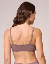Bralette de microfibra color blanco, con diseño minimalista, escote en V y detalle de encaje en el borde superior. Cuenta con tirantes ajustables y una banda elástica inferior para mayor soporte.
