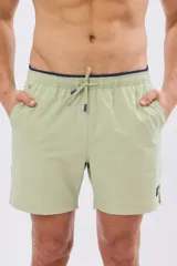 Short de baño liso color coral, confeccionado en tela flexible elastizada, con diseño versátil para uso dentro y fuera del agua.
