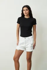 Short de jean blanco con roturas y terminación desflecada.