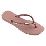 Ojotas Havaianas modelo Slim Square con base negra de diseño cuadrado y tiras finas decoradas con lentejuelas doradas.