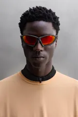 Camiseta deportiva color naranja confeccionada en tejido técnico, ligero y elástico. Tiene cuello redondo, mangas cortas y logo estampado.