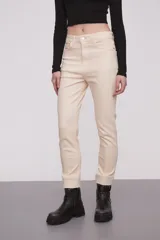 Pantalon de jean de corte recto y tiro medio, en color natural, con ruedo deshilachado.