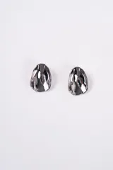 Par de caravanas de diseño ovalado con superficie irregular y efecto metálico brillante.