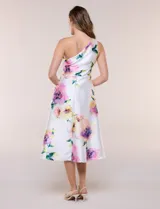 Vestido midi de tafeta blanca con estampado floral en tonos rosados, amarillos y morados. Presenta diseño de un solo hombro, corte en la cintura y falda evasé con vuelo.