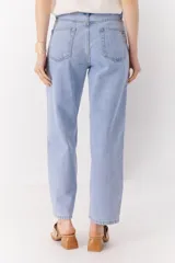 Pantalón de jean celeste claro, de corte recto y tiro alto.