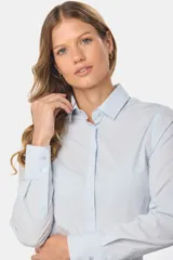 Camisa entallada de manga larga, color celeste, suave al tacto.