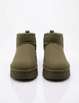 Botas tipo pantubota color camel, confeccionadas en material gamuzado con interior de piel sintética y suela de plataforma plana.
