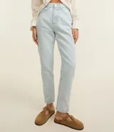 Pantalón mom fit de denim celeste claro con efecto delavé, tiro alto y bolsillos funcionales.