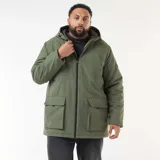Parka color verde militar con capucha, cierre frontal de cremallera, bolsillos de parche con doble entrada y forro interior.