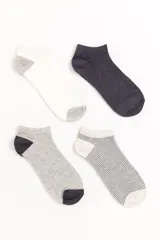 Pack de cuatro pares de medias soquete. Incluye un par blanco con talón y puntera gris, un par gris oscuro con lunares blancos, un par gris melange con talón y puntera negra, y un par blanco con rayas horizontales grises. Todas contienen elastano para mayor comodidad.