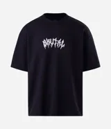 Remera de corte oversized en color negro, con cuello redondo y manga corta. Presenta un estampado frontal con la palabra 'Brutal' en tipografía estilo metal y un estampado de esqueleto en la espalda.