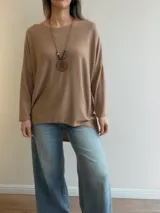Sweater de punto fino y suave, color gris melange, con diseño amplio y relajado, escote redondo y mangas largas.