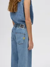 Pantalón de denim estilo jean relajado, de corte recto y holgado, con cintura elástica ajustable mediante cordón.