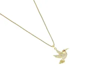 Cadena de eslabones finos con baño de oro y dije en forma de colibrí, adornado con circonias incrustadas y un detalle de piedra roja en el ojo.