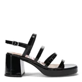 Sandalias de tacón cuadrado y plataforma, confeccionadas en material sintético con acabado charol brillante. Presentan un diseño de múltiples tiras finas sobre el empeine y cierre con hebilla ajustable en el tobillo.