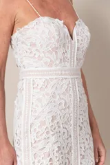 Vestido largo de tul color nude con apliques de cruni y galón bordado en hilo. Escote corazón con breteles finos que se pueden usar strapless.