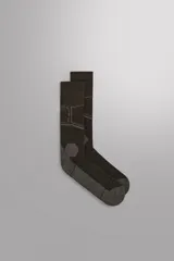 Calcetines deportivos de punto elástico con mezcla de lana y seda, diseñados para esquí. Presentan refuerzos en puntera, talón y media planta, diseño sin costuras y acabados en rib.