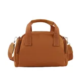 Bolso tipo bowling color marrón con diseño acolchado. Tiene doble asa corta, correa larga extraíble con logo de la marca, cierre superior y dije colgante con forma de labios.