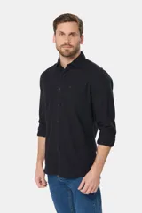 Camisa celeste de lino de manga larga con bolsillo en el pecho y botones personalizados.