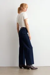 Jean culotte de tiro alto y corte recto, confeccionado en denim de color azul oscuro. Presenta costuras en contraste y un diseño de pierna ancha con ruedo desflecado.