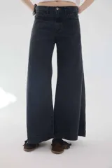 Pantalón jean gris oscuro de tiro medio y piernas anchas, con diseño de cinco bolsillos y cierre frontal con botón y cremallera.