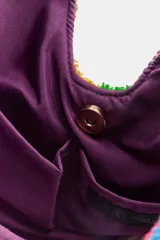 Bolso tipo tote bag confeccionado en yute 100%, con diseño de rayas verticales multicolor de textura esponjosa y asa de mano revestida en fibra natural. Cuenta con cierre de imán.
