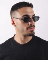 Lentes de sol con marco geométrico negro y lentes oscuros.