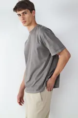 Camiseta de manga corta con corte relaxed y efecto lavado, confeccionada en algodón. Presenta cuello redondo y un acabado desgastado que aporta un estilo vintage.
