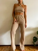 Pantalón de punto color arena, de corte recto y cintura elástica.